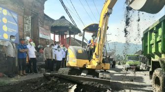 Bupati Serinah Pastikan Rekonstruksi Ruas Jalan Selat -Sidemen