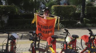 Peserta aksi Asia Climate Rally menggelar aksi unjuk rasa di depan Balai Kota Jakarta, Jumat (27/11/2020). [Suara.com/Angga Budhiyanto]