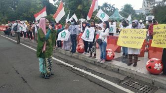 Wali Kota Risma Mau Dihancurkan, Emak-Emak Surabaya Turun Membela