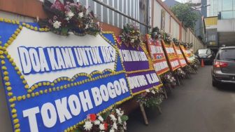 Penampakan Karangan Bunga Doa untuk Habib Rizieq di RS Ummi Bogor