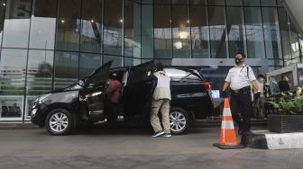 Penyidik Komisi Pemberantasan Korupsi (KPK) memasuki mobil usai melakukan penggeledahan di Kantor Mina Bahari IV Kementerian Kelautan dan Perikanan (KKP) di Jakarta, Jumat (27/11/2020). [Suara.com/Angga Budhiyanto]