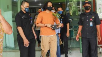 Aktor Dwi Sasono berjalan keluar dari RSKO setelah dirinya bebas usai menjalani masa rehabilitasi selama hampir 6 bulan lamanya akibat kasus narkoba yang menjeratnya di RSKO Cibubur, Jakarta Timur, Jumat (27/11). [Suara.com/Alfian Winanto]