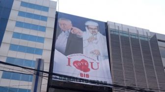 Ada Baliho Besar Bertulis 'I Love You Bib' di Warung Lieus Sungkharisma