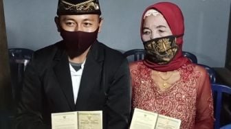 Jodoh! Umur Terpaut 47 Tahun, Nenek Yainem Dinikahi Pemuda 29 Tahun