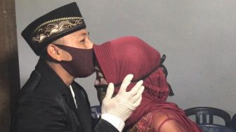 Pemuda Nikah dengan Nenek 76 Tahun Berawal dari Iseng ke Pasar Ajak Kawin