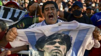 Swafoto Bersama Peti dan Jenazah Diego Maradona, Petugas Pemakaman Dipecat