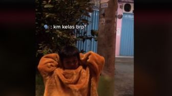 Viral Kisah Badut Cilik Bekerja Demi Keluarga, Rela Pulang Larut Malam