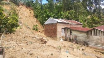 Hujan Intensitas Tinggi Picu Longsor di Garut, 7 Rumah Tertimbun Tanah