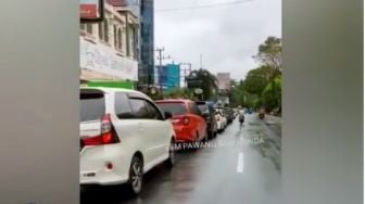 Viral Wisuda Drive Thru di Samarinda, Picu Antrean Mengular