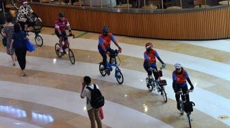 Sejumlah pesepeda mengayuh sepedanya di Mal Kuningan City, Jakarta Selatan, Sabtu (28/11/2020). .  [ANTARA FOTO/Sigid Kurniawan]
