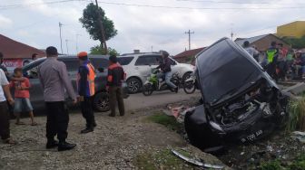 Mobil Hancur Ditabrak Kereta Api, Wanita Ini Alami Luka Ringan