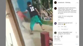 Viral Video Pemuda Tendang Ibu-ibu di Palembang, Publik Murka: Anak Durhaka