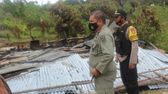 Kapolda Sulawesi Tengah Irjen Pol Abdul Rakhman Baso (kedua kanan) meninjau lokasi serangan yang diduga dilakukan oleh kelompok teroris Mujahidin Indonesia Timur (MIT) pimpinan Ali Kalora di Dusun Lewonu, Desa Lemban Tongoa, Kecamatan Palolo, Kabupaten Sigi, Sulawesi Tengah, Sabtu (28/11/2020). [ANTARA FOTO/Humas Polres Sigi]