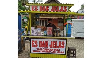 Cara Promo Warung "Es Dak Jelas" Bikin Warganet Auto Geli