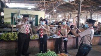 Cegah Covid-19, Kwarcab Pekanbaru Bagikan 700 Masker di Pasar Dupa