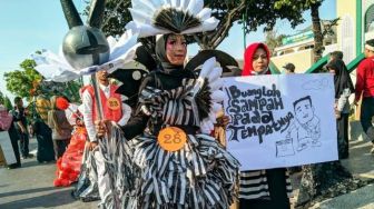 Prihatin Soal Sampah, Mahasiswa Insuri Gelar Recycle Street Fashion Show