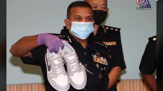 Kocak! Polisi Tunjukkan Sepatu Nike Hasil Sitaan, malah Ditawar Warganet