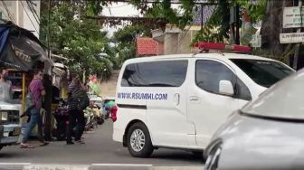 Ambulans RS Ummi Bogor Merapat ke Rumah Rizieq di Petamburan, Ada Apa?