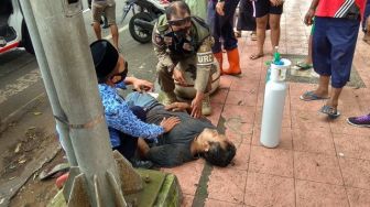 Ketimpa Ranting Pohon Lapuk, Biker Tergeletak Patah Kaki di Depan Kantor Pemkot Blitar