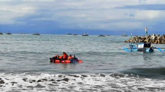 Tim SAR Cari Remaja Tenggelam di Pantai Kebon Kalapa Citepus Sukabumi