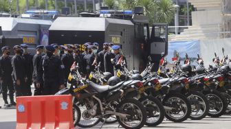 Kabid Humas Polda Metro Jaya Kombes Pol Yusri Yunus memberikan keterangan kepada awak media terkait pemeriksaan Pimpinan FPI Rizieq Shihab di depan Gedung Ditreskrimum Polda Metro Jaya, Jakarta, Selasa (1/12/2020). [Suara.com/Angga Budhiyanto]