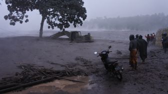 Tragis! Dua Warga Terjebak Banjir Lahar Dingin Semeru di Lumajang