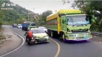 Detik-detik Mobil Seruduk Motor di Tikungan Tajam karena Salip Truk Besar