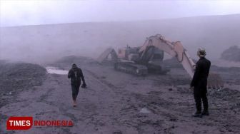Material Vulkanik Gunung Semeru Tenggelamkan Alat Berat