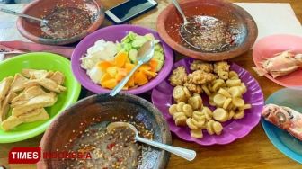Mencicipi Segarnya Rujak Kelang Khas Pesisir Pantai Branta Pamekasan