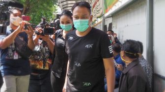 Serba Hitam, Kalina Oktarani dan Vicky Prasetyo Datangi Pengadilan