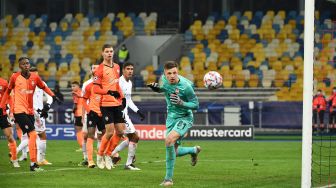 Kiper Shakhtar Donetsk Anatolii Trubin (kanan) bereaksi selama selama pertandingan sepak bola Grup B Liga Champions UEFA antara Shakhtar Donetsk melawan Real Madrid di Stadion Olimpiyskiy, Kiev, Rusia, Rabu (2/12) dini hari WIB. [Sergei SUPINSKY / AFP]