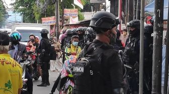Penyidik Datangi Rumah Rizieq Lagi, Kali Ini Bawa Pasukan Brimob Bersenjata