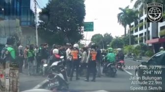 Mobil Mau Dibakar, Dishub Tambah Pasukan Ancam Bubarkan Massa Ojol Blok M