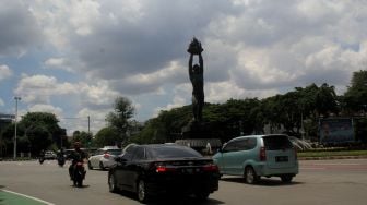 Kendaraan melintas di Jalan Jenderal Sudirman, Rabu (2/12). [Suara.com/Oke Atmaja]
