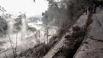 Suasana jalur lahar panas Gunung Semeru di kawasan Pronojiwo, Lumajang, Jawa Timur, Rabu (2/12/2020).  [ANTARA FOTO/Umarul Faruq]
