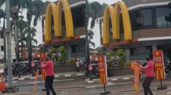 Sepi Gegara Pandemi, Pegawai McDonalds Joget di Jalan Demi Gaet Pelanggan