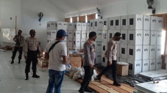 Kapolres Bangkep Lakukan Pengecekan Gudang Logistik KPU 