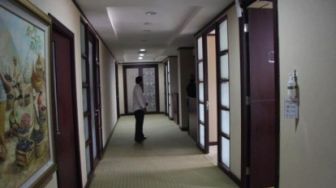 Pasca Positif Covid-19, Ruang Kerja Gubri Syamsuar Disimprot Disinfektan