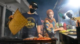 Setelah Viral di Tiktok, Sejoli Penjual Sate di Gresik Kebanjiran Pelanggan