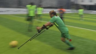 Sejumlah pemain tim sepak bola Garuda Indonesia Amputee Football (Garuda INAF) menjalani sesi latihan di F7 Mini Soccer Cilandak, Jakarta, Kamis (3/12/2020). [Suara.com/Angga Budhiyanto]