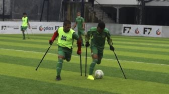 Sejumlah pemain tim sepak bola Garuda Indonesia Amputee Football (Garuda INAF) menjalani sesi latihan di F7 Mini Soccer Cilandak, Jakarta, Kamis (3/12/2020). [Suara.com/Angga Budhiyanto]