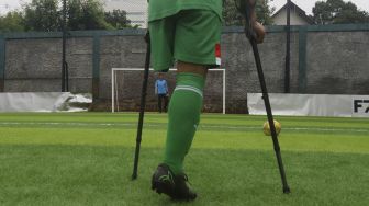 Sejumlah pemain tim sepak bola Garuda Indonesia Amputee Football (Garuda INAF) menjalani sesi latihan di F7 Mini Soccer Cilandak, Jakarta, Kamis (3/12/2020). [Suara.com/Angga Budhiyanto]