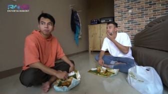 Naik Sepeda Motor, Raffi Ajak Dimas Makan Nasi Padang Bareng di Kos-Kosan