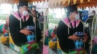 Datangi Wisuda Drive Thru Pakai Odong-odong, Aksi Pria Ini Jadi Sorotan