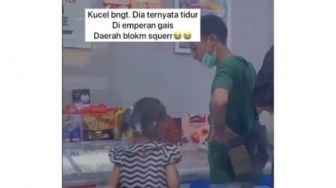 Viral! Sosok Anak Kecil Mirip Bule Jualan Tisu