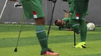 Sejumlah pemain tim sepak bola Garuda Indonesia Amputee Football (Garuda INAF) beristirahat disela-sela menjalani sesi latihan di F7 Mini Soccer Cilandak, Jakarta, Kamis (3/12/2020). [Suara.com/Angga Budhiyanto]