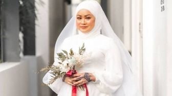 Meskipun Pedih, Sasha Pilih Tetap Foto Wedding Sendirian Setelah Pernikahan Dibatalkan