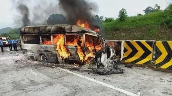 Kecelakaan Maut di Tol Madiun-Nganjuk, Mobil Terbakar dan 3 Orang Tewas