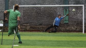 Sejumlah pemain tim sepak bola Garuda Indonesia Amputee Football (Garuda INAF) menjalani sesi latihan di F7 Mini Soccer Cilandak, Jakarta, Kamis (3/12/2020). [Suara.com/Angga Budhiyanto]