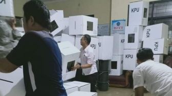 Gudang Logistik untuk Pilkada Kota Cilegon Banjir, Kotak Suara Rusak
